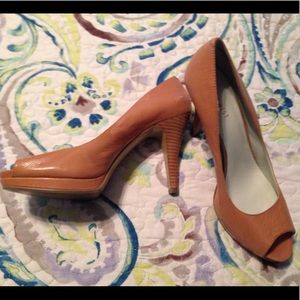 Nine West tan heals